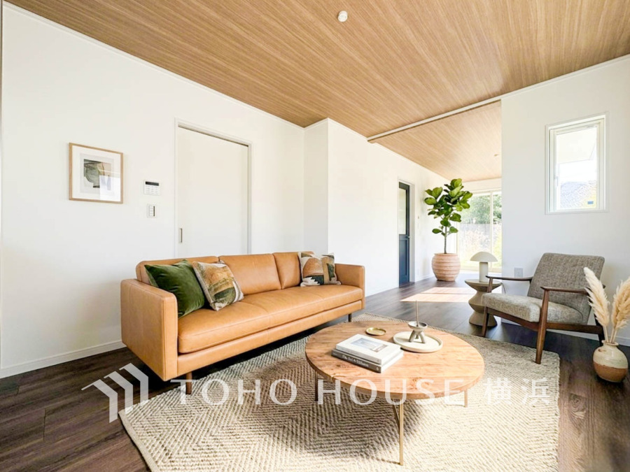 柔らかな色合いのフローリングと清潔感の溢れるクロスが明るい空間を創り出しているリビングダイニング。憩いの場に相応しく、ここで楽しむ家族の時間が絆をより深めてくれそうです。（装飾品はAI加工です）