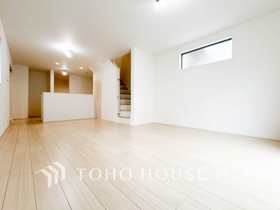 明るく開放的なリビングは、シンプルなデザインで家具のレイアウトも自由自在。快適な住空間を実現します。