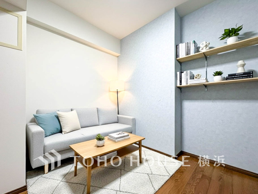 1日の疲れを癒し、心地よく寛げるようゆったりとした広さを確保しています。プライベートタイムをより優雅に穏やかに…。落ち着いた雰囲気を紡ぎます。（装飾品等はAI加工です）