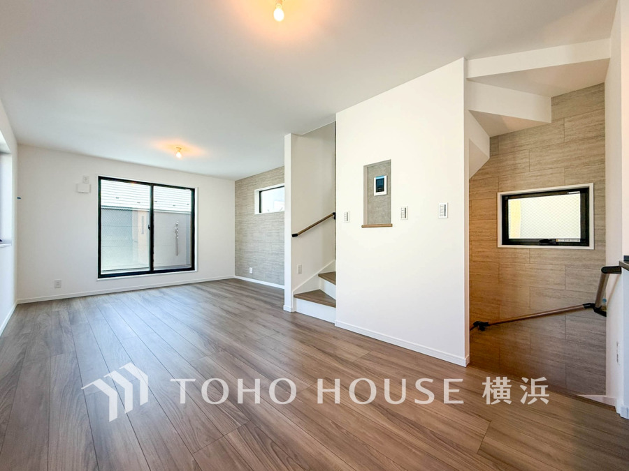 柔らかな色合いのフローリングと清潔感の溢れるクロスが明るい空間を創り出しているリビングダイニング。憩いの場に相応しく、ここで楽しむ家族の時間が絆をより深めてくれそうです。