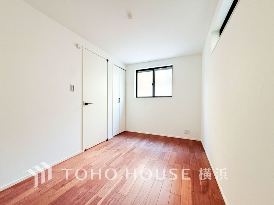 シンプルで明るい空間に、温かみのある木目床が映える居室。収納も完備し使い勝手良好です。