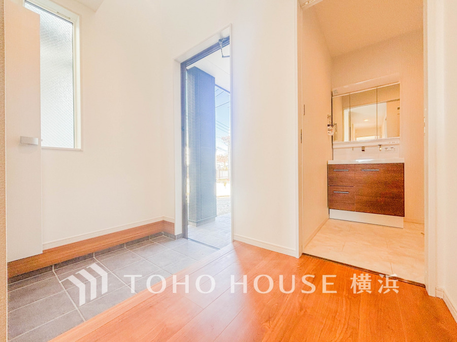 お客様をお迎えする玄関は落ち着いた雰囲気。帰り着くたびに洗練されたテイストの空間に迎えられ誇りと喜びを感じる玄関まわりです。