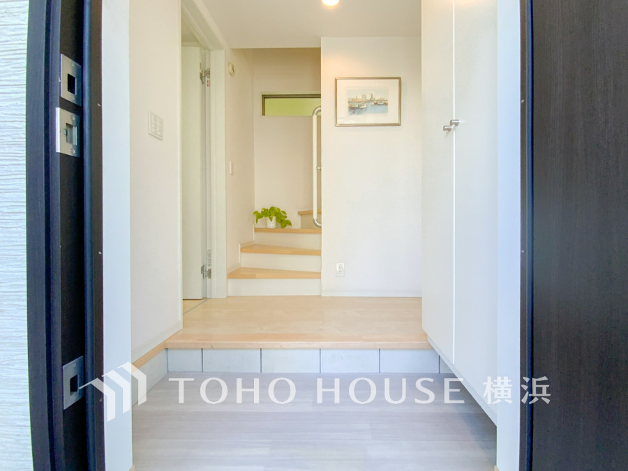 明るく広々とした玄関は収納力も抜群。段差の少ない設計で、家族みんなが使いやすい快適な空間です。