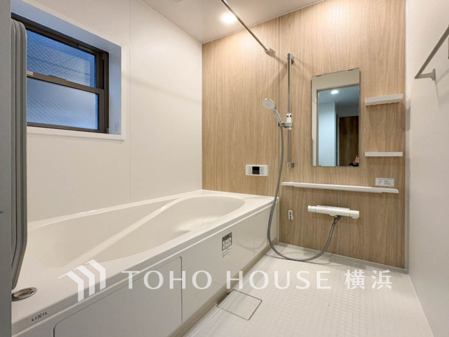 明るい窓と木目調の壁が心地よい浴室。広々とした浴槽は、お子様とのバスタイムにも最適で、家族みんなでリラックスできる快適な空間です。