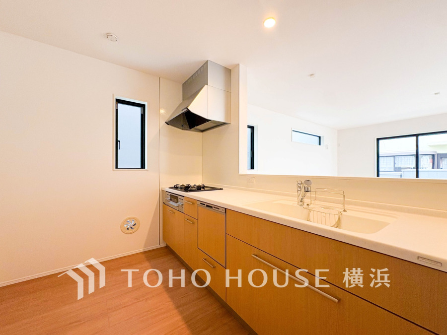 明るく開放的な対面キッチン。収納豊富で使いやすく、家族との会話も楽しめる快適な空間です。