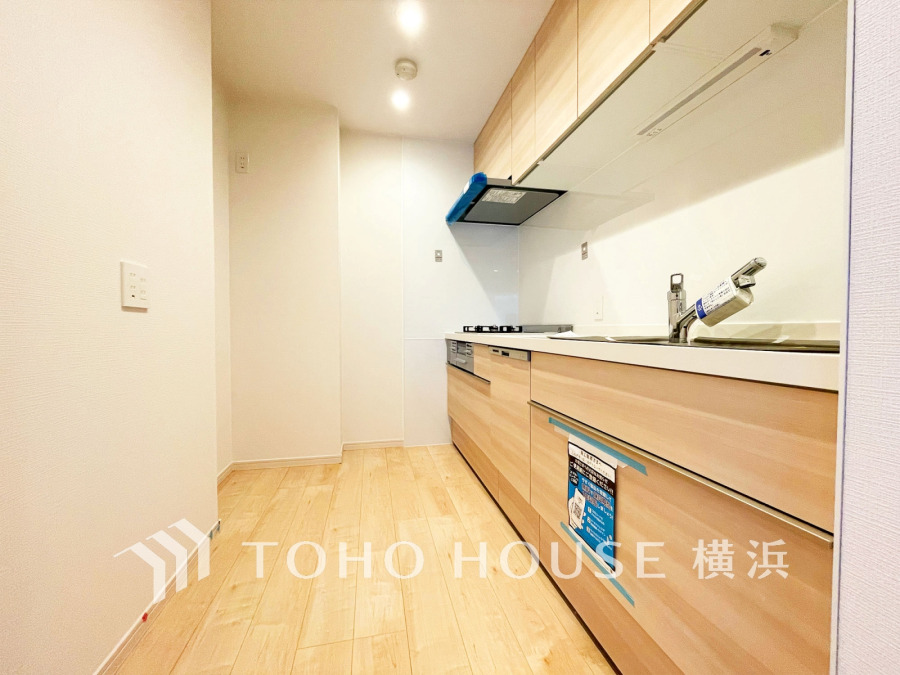作業に集中しやすい独立型のキッチン。新規交換されたシステムキッチンの清潔感あふれる空間です。
