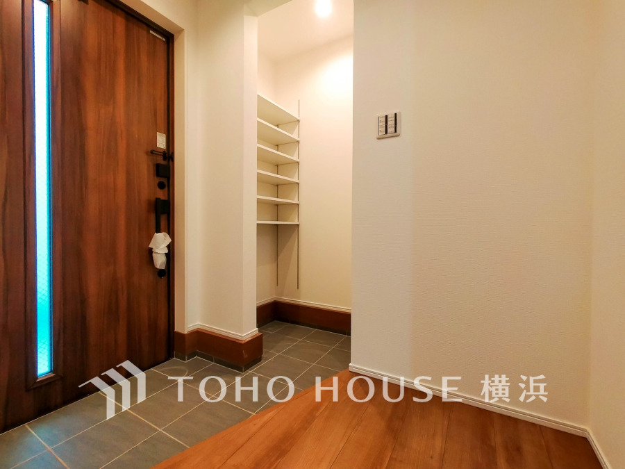 収納力の豊富なシューズインクローゼットを設置した玄関。