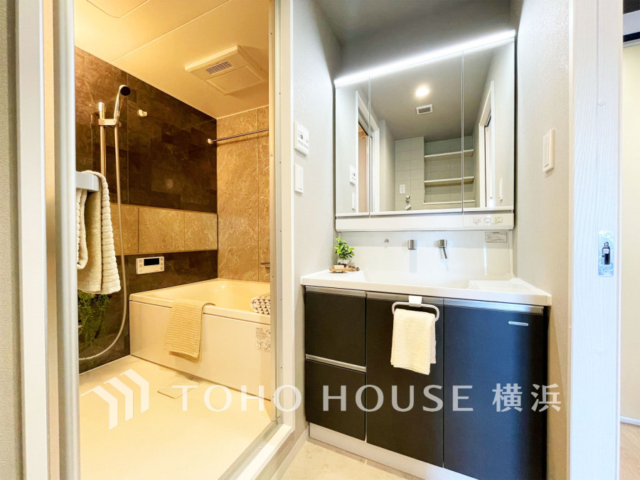 新規交換された洗面化粧台は美しく使いやすい機能が備えられています。