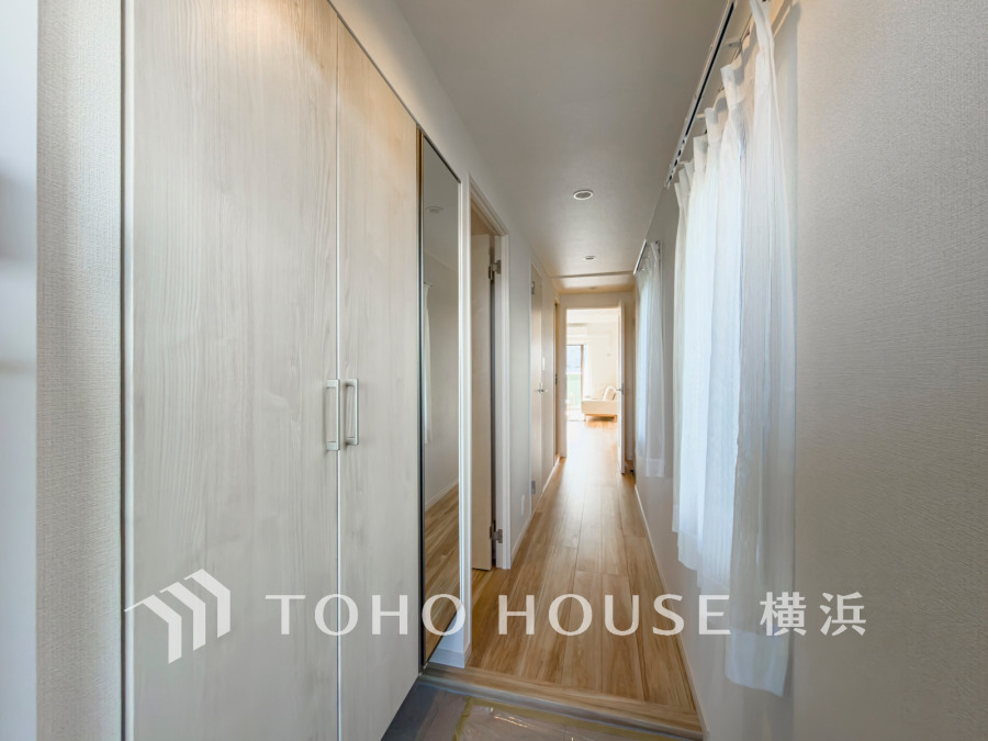 お客様をお迎えする玄関は落ち着いた雰囲気。帰り着くたびに洗練されたテイストの空間に迎えられ誇りと喜びを感じる玄関まわりです。