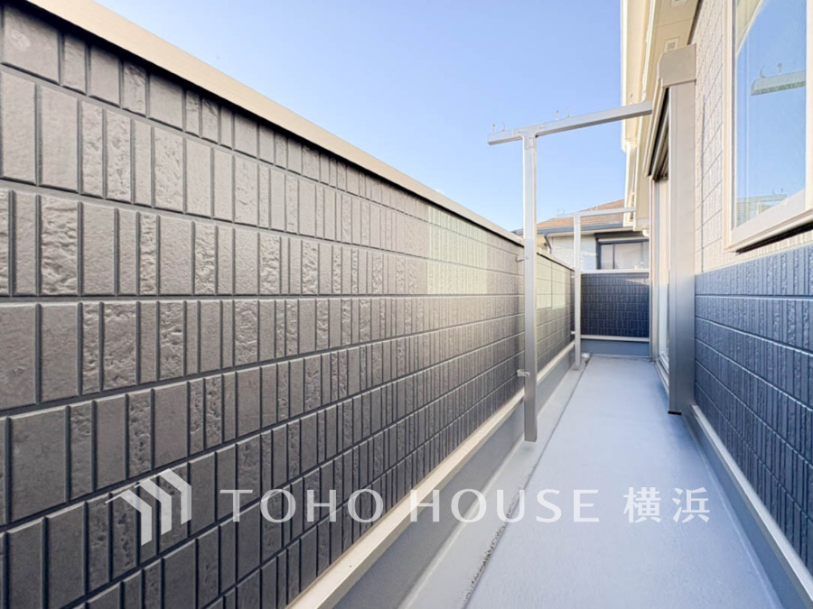 2部屋にまたがる広いバルコニーから、暮らしの中での光と風を演出してくれています。見事なまでの開放的な空間をお楽しみください。