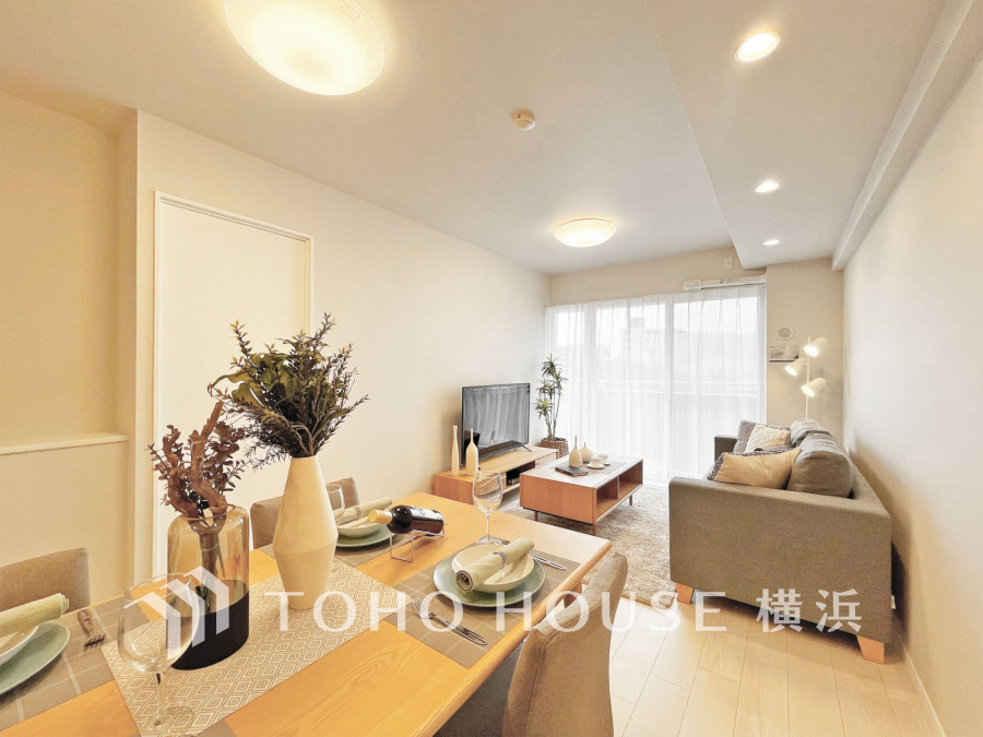 明るく開放的な空間が広がるLDK。室内には豊かな陽光が注ぎ込み、爽やかな住空間を演出。
