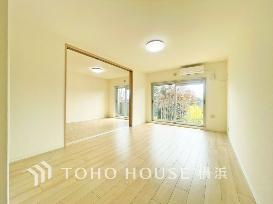 和やかで洗練された空間演出。寛ぎとコミュニケーションを育む場所。柔らかな陽射しが広がり、室内に開放感と爽快感をもたらします。