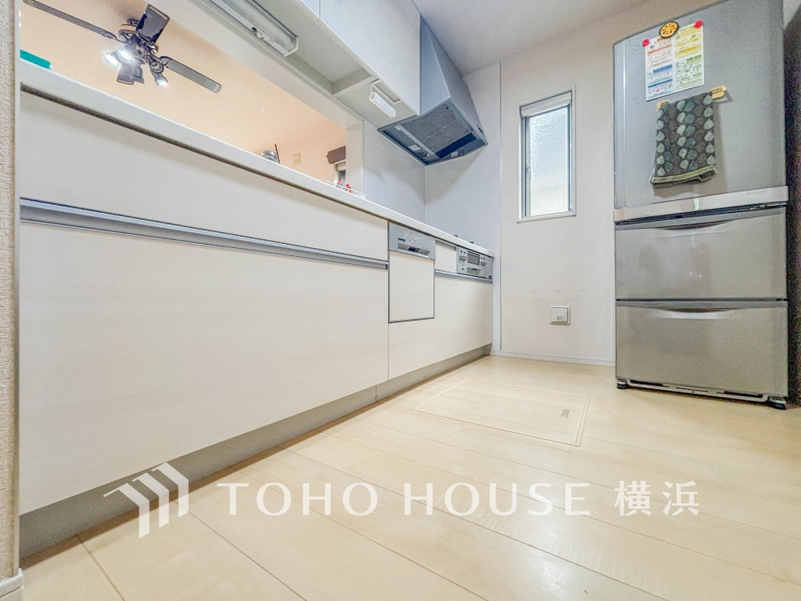 誰もが使いやすいデザインにこだわったキッチン。プライベートスペースを彩るインテリアとしての美と、快適な日常を支える機能性と強さがひとつになったキッチンです。