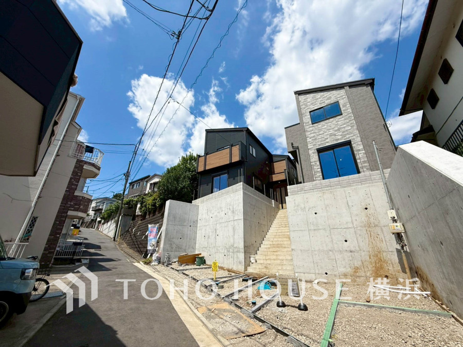 爽やかな青空の下に贅沢なほどに降り注ぐ陽光、豊かな居住性と、クオリティが見事に調和した住空間は、住まうことの喜びを感じさせてくれます。（手前が2号棟です）