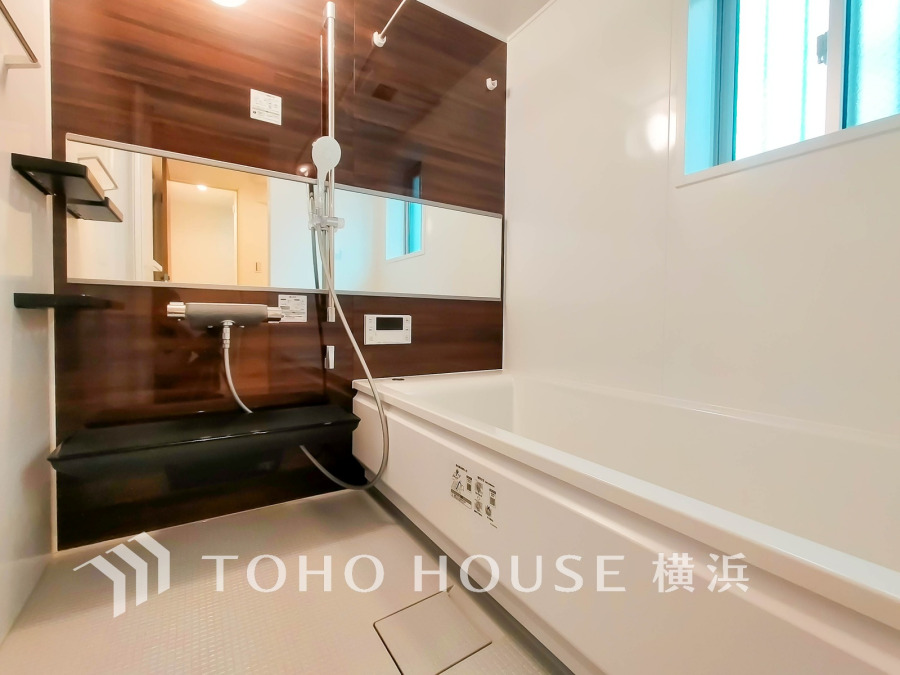 上質が感じられる質感とカラーリングで、清潔な空間美を実現。一日の疲れが癒される優雅なバスタイムを堪能できるゆとりあるバスルームです。