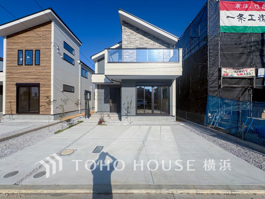 時代の流れに惑わされないシックなカラートーンで街並みに溶け込む外観は、主張し過ぎず、また平凡になり過ぎず絶妙なコントラストで輝きを放ちます。