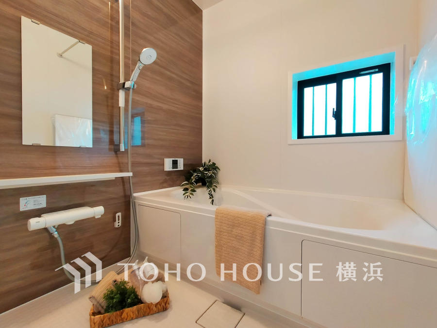 心地よいリラックスを叶える清潔感溢れる美しい空間。快適で機能的なバスルームです。
