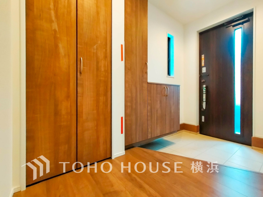 豊かなプライベートタイムへ誘うモダンテイストな玄関。デザインや素材が美しい調和を奏でている空間。ゲストを迎える空間はゆとりと優しさを滲ませます。