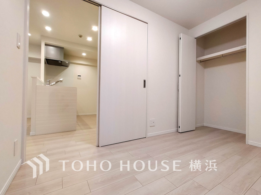 明るいフローリングと収納豊富なクローゼットが魅力の、使いやすい居室スペースです。キッチンも近く便利です。
