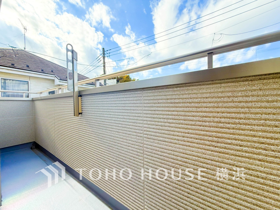 陽当たり良好なバルコニーは、洗濯物干しに便利な設備付きで快適な屋外空間を提供します。