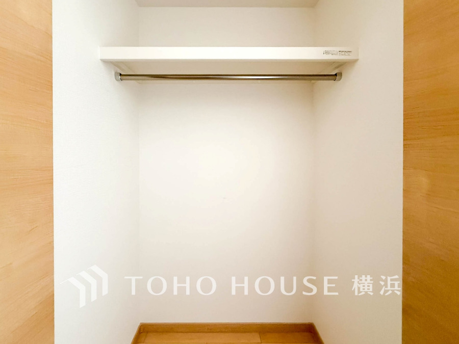 シンプルで使いやすいハンガーパイプ付きのクローゼット。収納力があり、整理整頓に便利な空間です。