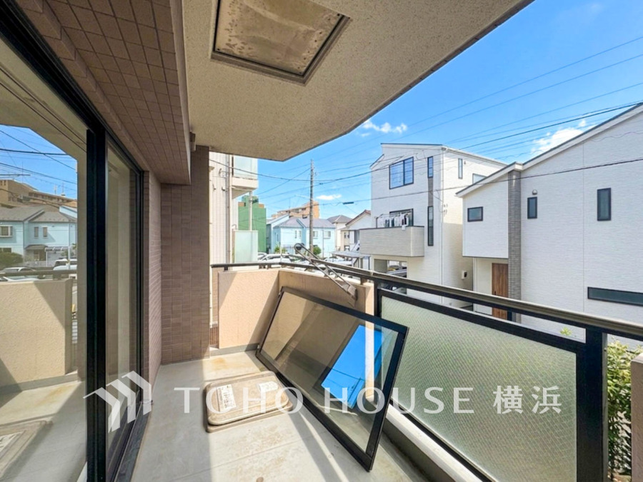 南向きで開放感のあるバルコニーです。日当りがよく、日照時間も長い為洗濯物も短時間で乾きそう。
