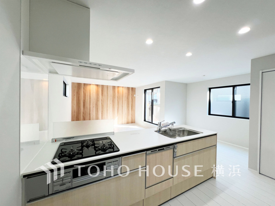 開放的な対面キッチンは、リビングで寛ぐご家族と会話をしながらお料理が出来ます。