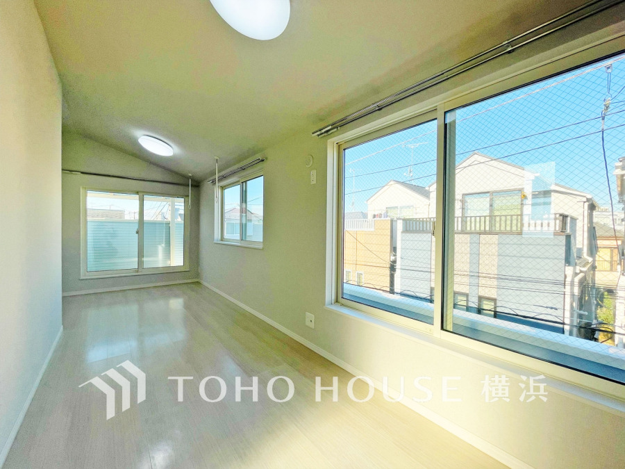 広く取られた窓からたっぷりの陽光が差し込む明るい洋室はゆったり11.9帖の空間です。
