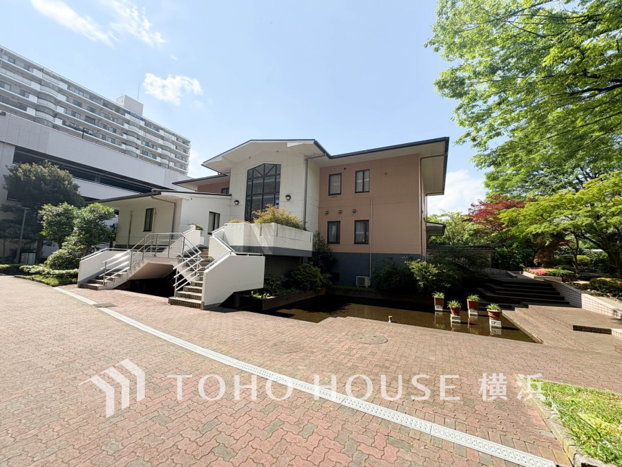 【管理棟】管理棟があることで不審者の侵入を抑制する防犯効果が高まります。高いセキュリティと清潔な管理体制がうかがえます。