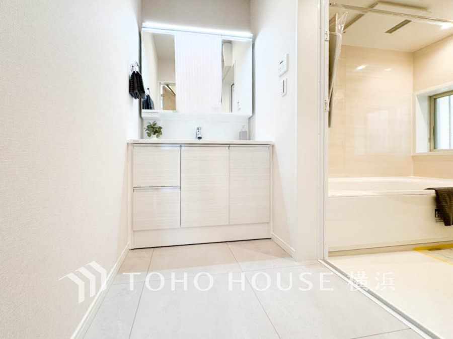 ご家族の1日が始まり、1日の終わりを締めくくる洗面空間。洗濯機を配置しても十分なスペースを確保した設計となっております。