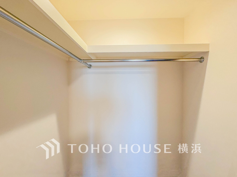 ひと目で収納物を確認できるウォークインクロゼットは、ゆとりの広さを備えた大型収納。数多くの衣類に加え、足元には引出しや衣装箱、シューズボックスなども収納することができます。