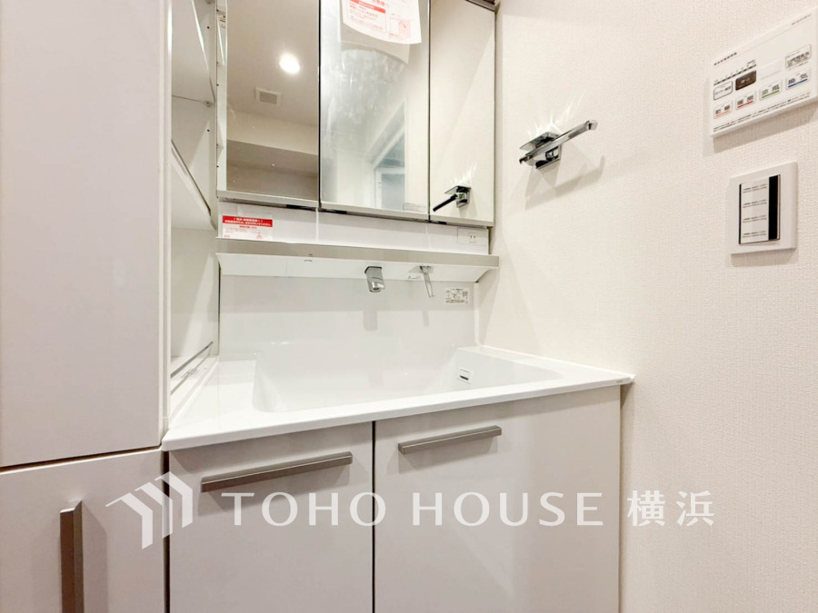 十分な大きさの洗面台は収納もさる事ながら、身だしなみチェックや歯磨きなど、朝の慌ただしい時間でもホテルライクなスペースで余裕とゆとりを感じて頂けます。