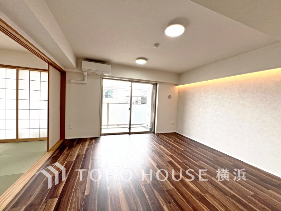 ここにはみんなが集い、食事と楽しい会話が始まる。話に夢中になりすぎて、ついつい時を忘れてしまう。そんな束の間の幸せを感じさせてくれる場所。