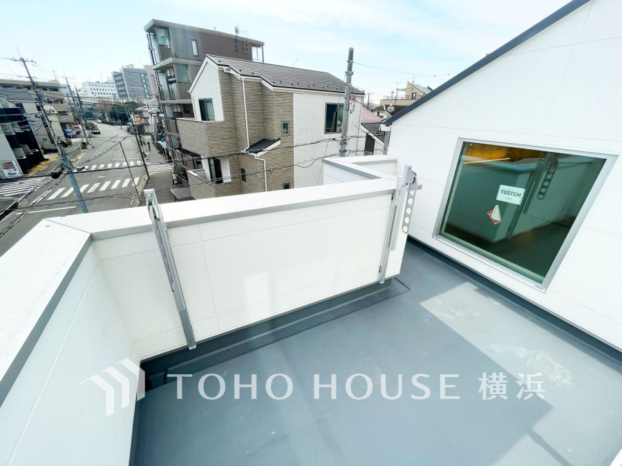 たっぷりと出幅をとったゆとりあるバルコニーは、開放的でありながらプライベート性も確保しています。
