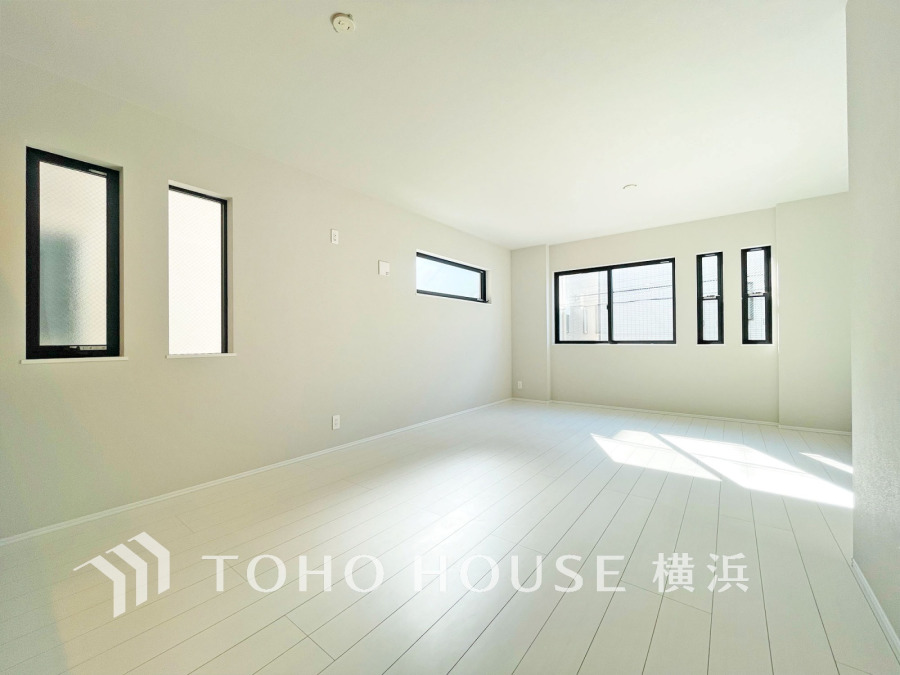 和やかで洗練された空間の演出。寛ぎとコミュニケーションを育む居心地のよい場所。やわらかな陽射しが降り注ぎ、室内に開放感と爽快感をもたらします。