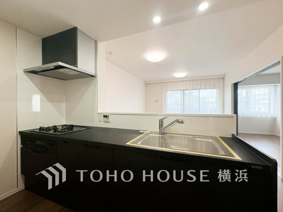 家事動線やリビングとのつながりに配慮し、食事の準備や片付けなどの家事を楽しくするキッチンスペースに仕上げました。毎日使う場所だから気持よく使えて、居心地の良い空間に。