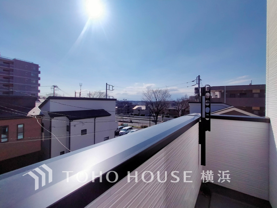 たっぷりの陽光が差し込むバルコニー。健やかな暮らしを守る太陽の恵みを存分に享受できます。爽やかな風と暖かな陽射しが紡ぐハーモニーが日々の暮らしのBGMになることでしょう。