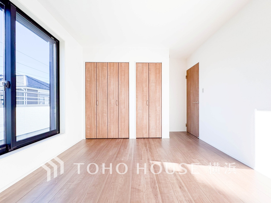 快適に過ごす条件は、一人ひとり違います。飾リ過ぎないシンプルな内装と偏り過ぎないデザインで統一しております。居住していく中でオーナー様だけの【マイホーム】に創り上げて下さい。