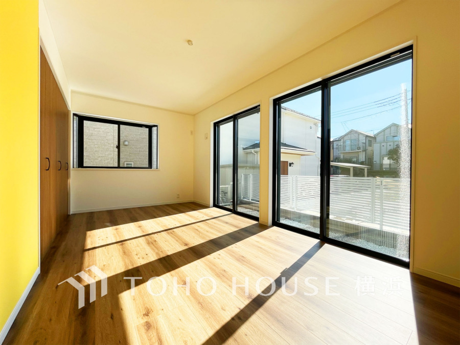 大きな窓からたっぷりの陽射しが注ぎ込む明るい洋室。大容量のクローゼットも設置済みです。
