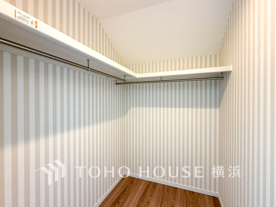 ひと目で収納物を確認できるウォークインクロゼットは、ゆとりの広さを備えた大型収納。数多くの衣類に加え、足元には引出しや衣装箱、シューズボックスなども収納することができます。