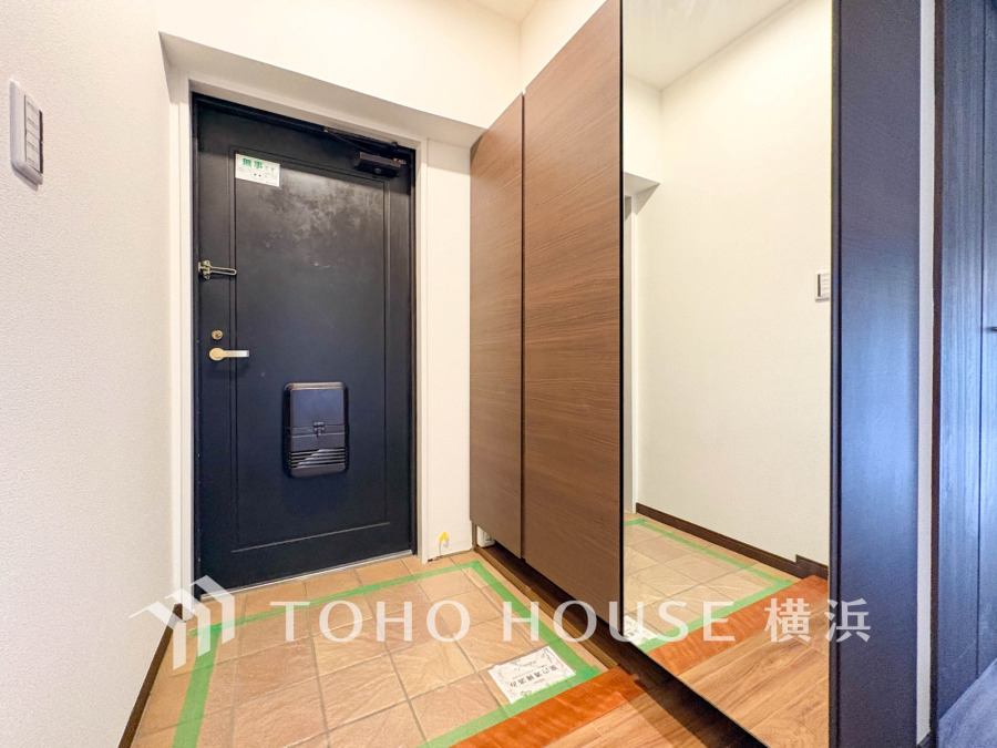 豊富な収納を確保した玄関スペース。便利な大型のミラーのついたシューズボックスを設置。
