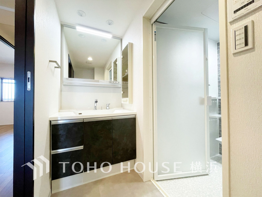 落ち着いた色使いのパウダールームはドレッシーな雰囲気で、上質を感じられる空間。朝晩のケアをする大切な場所だからこそ、ゆったりした落ち着きと清潔感を持たせました。