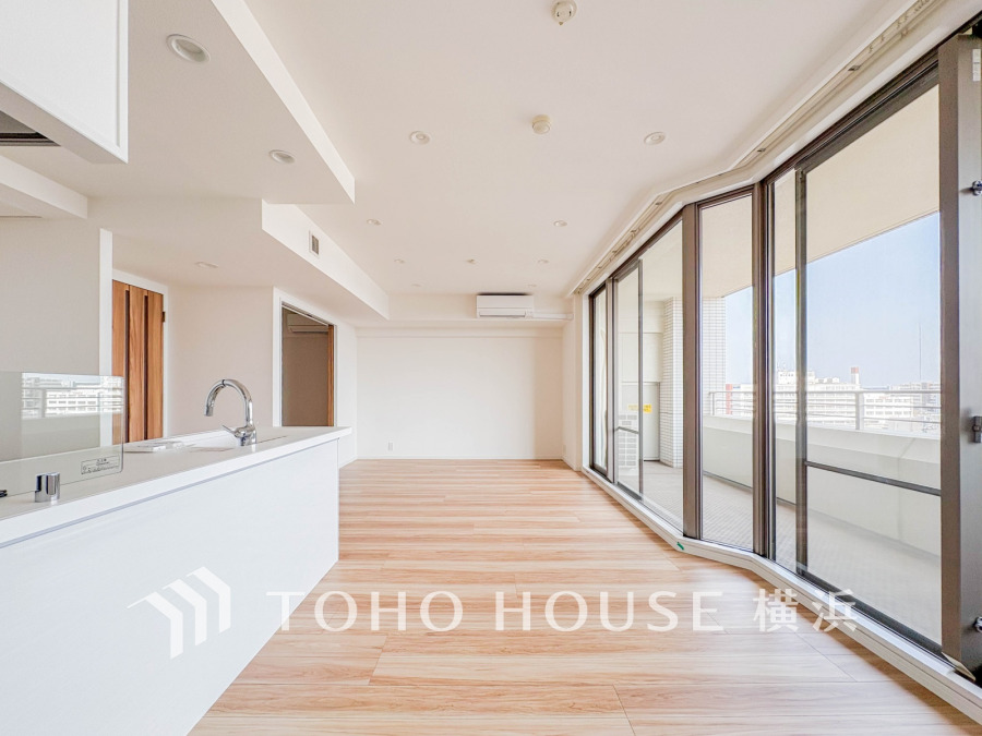 光と風が溢れる開放的なリビングダイニングには自然と家族みんなが集まってきます。明るく穏やかな空気の中で飲んだり、食べたり、笑ったり。