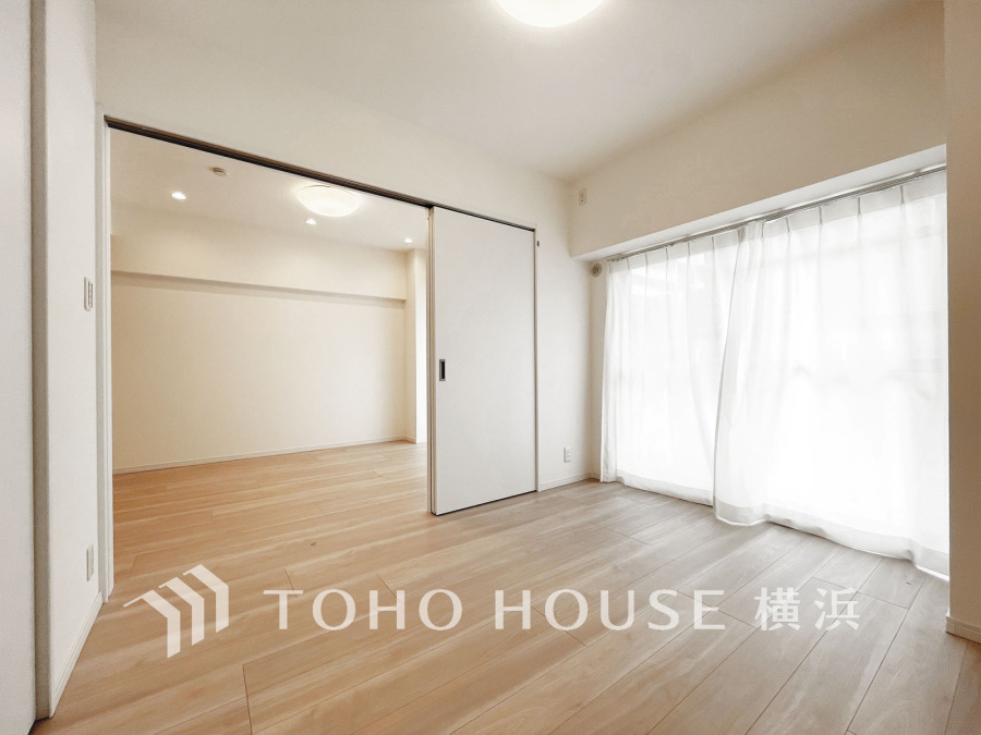 バルコニーに面した明るい洋室。引き戸を開け放して隣接するリビングと一体化して使うことも可能です。
