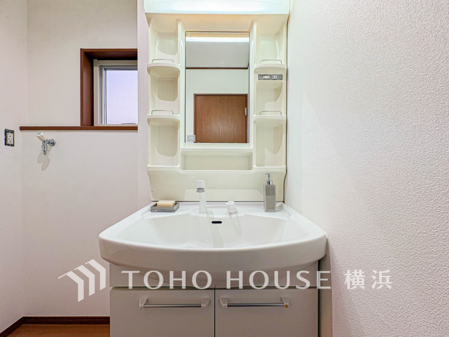 清潔感のあるプライベート空間は、身だしなみチェックや肌のお手入れに最適です。収納もあり、スッキリと見映えの良い空間に拵えました。時間に余裕とゆとりを持たせます。