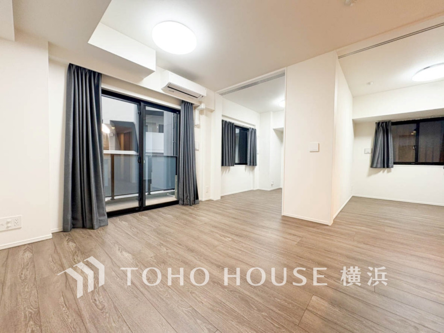 広々としたリビングダイニングは、シックでモダンな内装。落ち着いた雰囲気に包まれて、伸びやかな空間の中で、ゆったりと家族団らんのひとときを過ごせます。