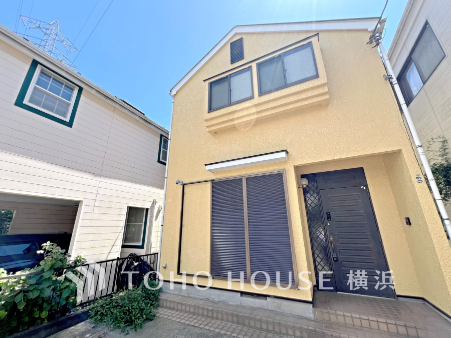 穏やかな風と陽光を導き、プライバシーに配慮された設計プランを採用し、居住性を一段と心地よいものにしています。周辺環境とのコラボレーションにより、明るく開放的な空間を演出しております。