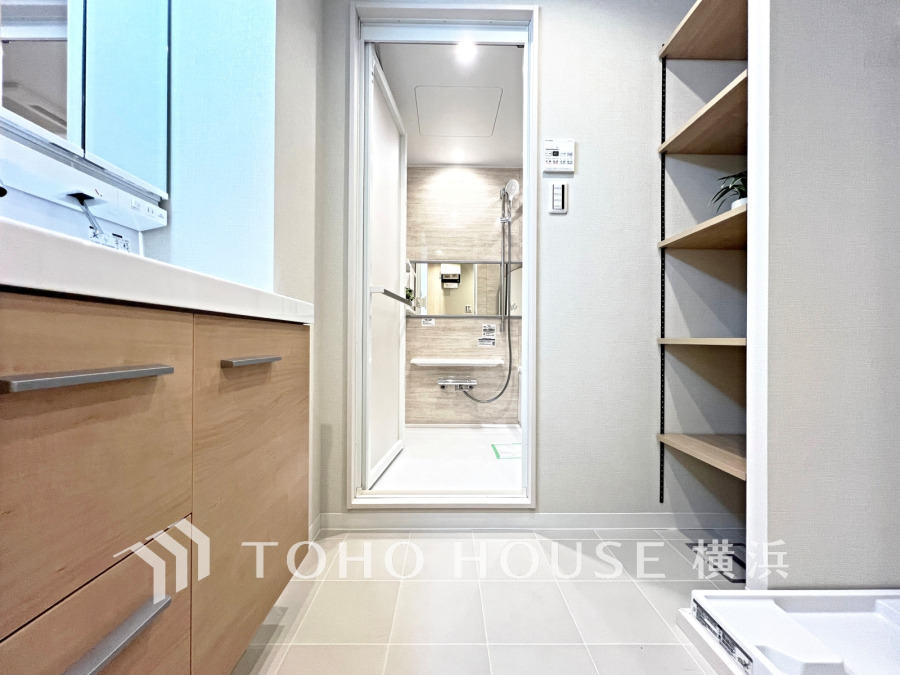 ご家族の1日が始まり、1日の終わりを締めくくる洗面空間。快適に過ごせることはもちろん、気品や優雅さを兼ね備えたパウダールームです。