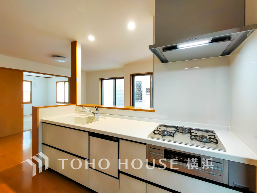 明るい自然光が入る対面キッチン。親子でキッチンに立っても調理がしやすく余裕の広さ。食器類もすっきりと片付く収納力。家事をしながら会話も弾みます。