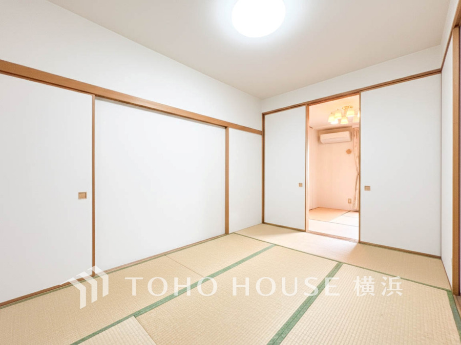 伝統的な日本情緒のある、温かみと落ち着きが感じられる和室です。来客時や一息つきたいときなどに利用できる用途多様な空間です。（AI加工しています）